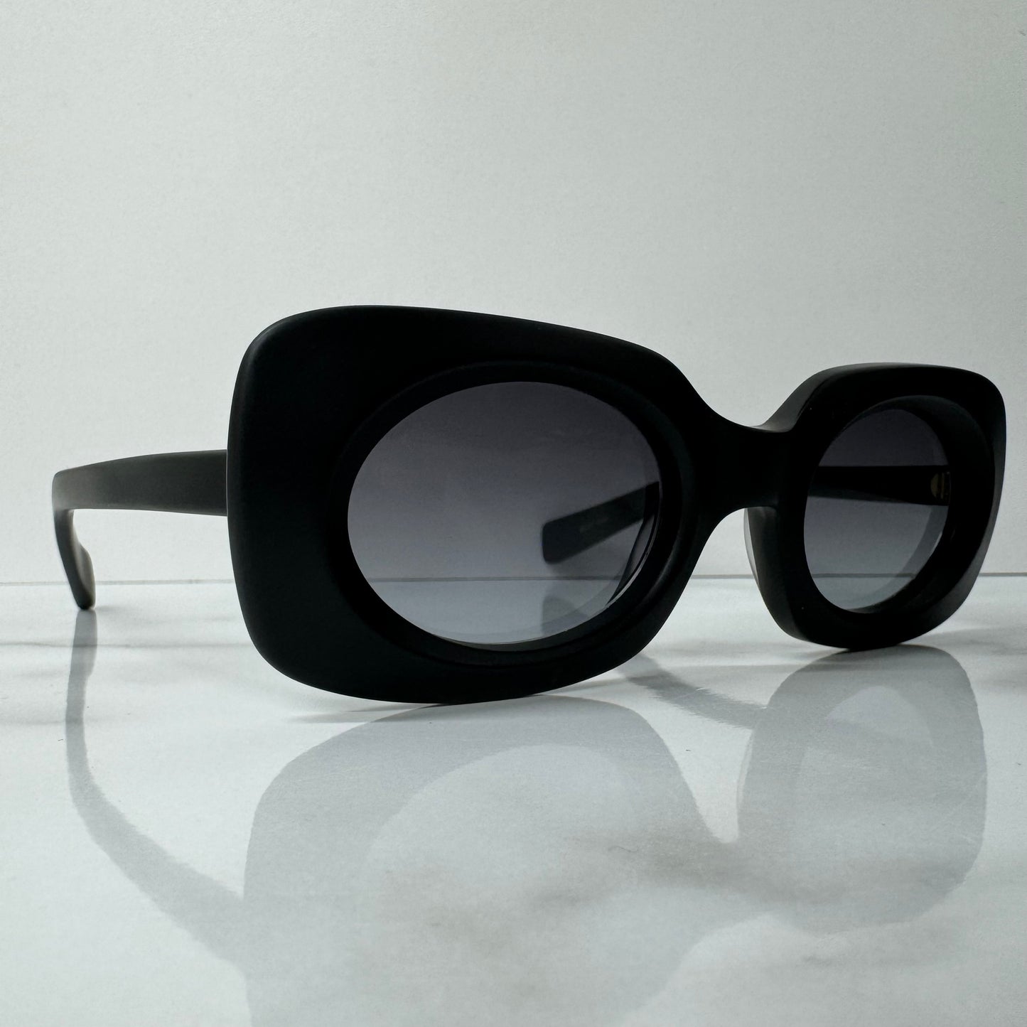 Kaleos Franklin Sunglasses C004 Womens Matte Black Oval Gradient 49mm Glasses